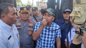 M Udin, Anggota DPRD Kaltim Saat menemui mahasiswa demo di depan gedung DPRD Kaltim