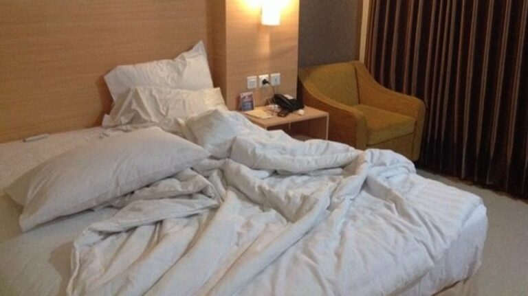 kamar hotel staycation