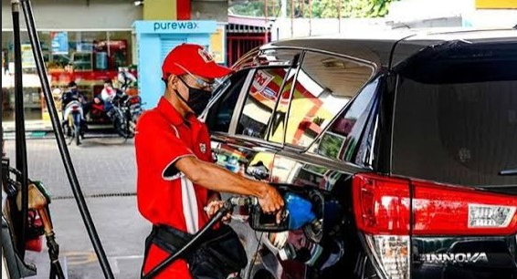 Mengisi BBM