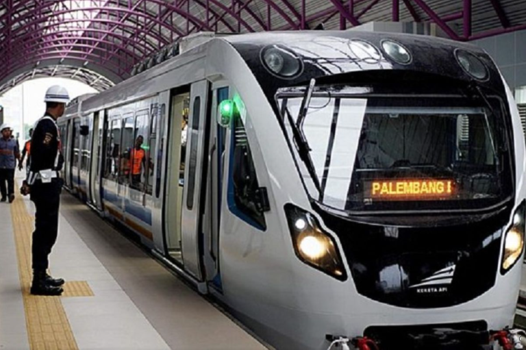 Penampakan LRT Palembang saat berhenti di Stasiun Bumi Sriwijaya