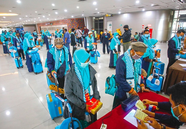 Ilustrasi Jamaah Haji Cek Paspor