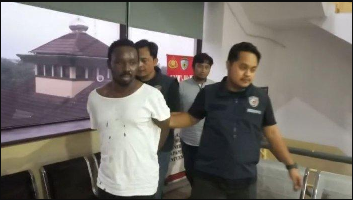 Agustus Nwambara, WNA asal Nigeria pelaku penganiayaan dua nenek di Apartemen Gading Nias, Kelapa Gading, Jakarta Utara.