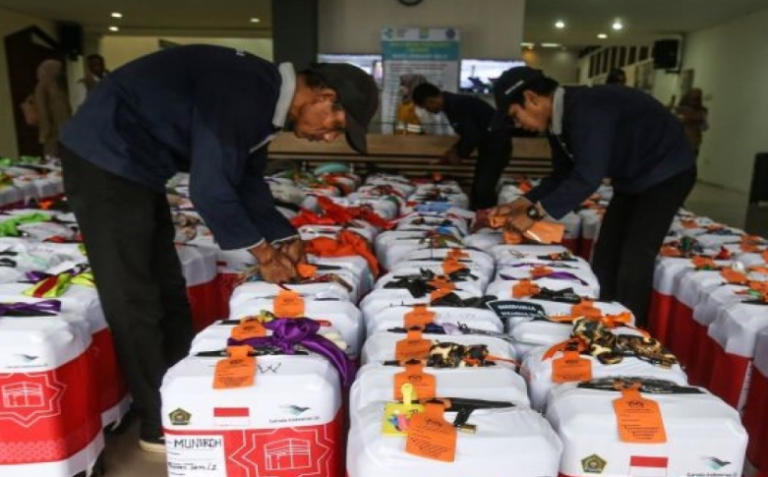 Petugas Rapihkan Barang Jamaah