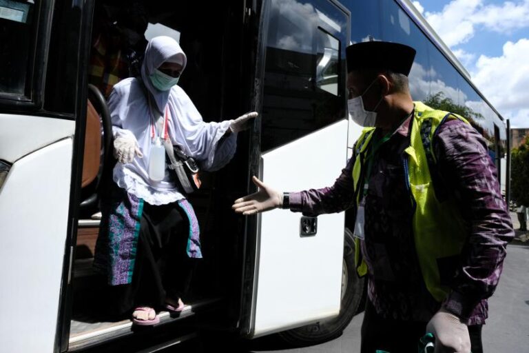Petugas Sambut Jamaah Hangnadim yang baru datang
