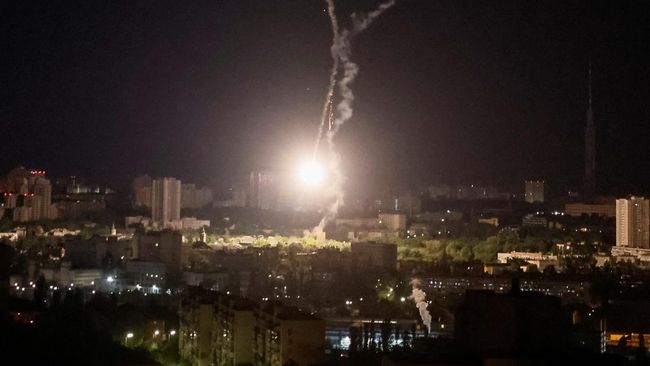 ledakan rudal terlihat di langit di atas kota selama serangan rudal rusia di tengah serangan rusia di ukraina di kyiv ukraina