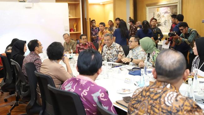 Menteri PANRB Azwar Anas usai Rapat