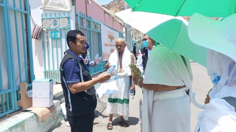 Kemenkes dan PPIH Arab Saudi Berupaya Turunkan Angka Kematian Jamaah Haji Melalui Pelayanan Minuman