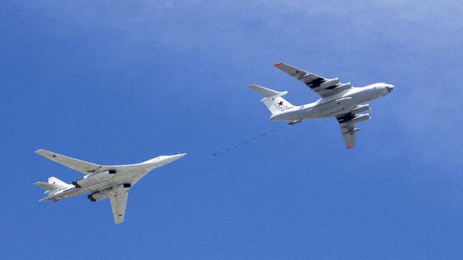 angkatan udara rusia, kanan, mendemonstrasikan pengisian bahan bakar pembom strategis tu-160