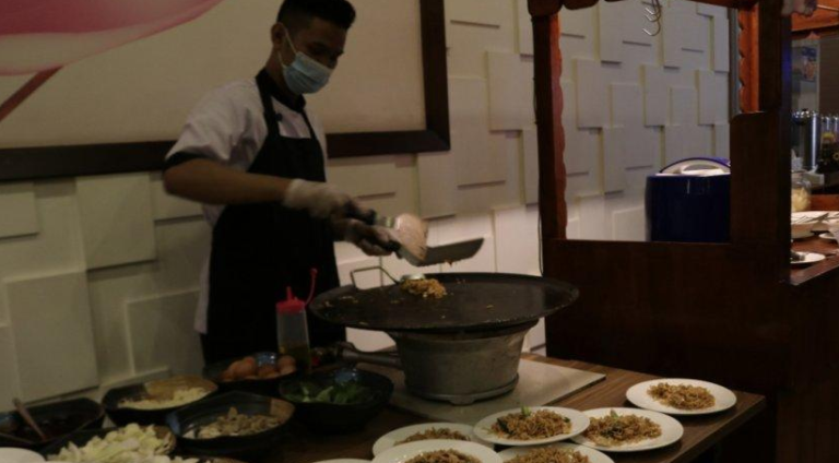 Ilustrasi Chef Sedang Memasak Makanan Khas Nusantara