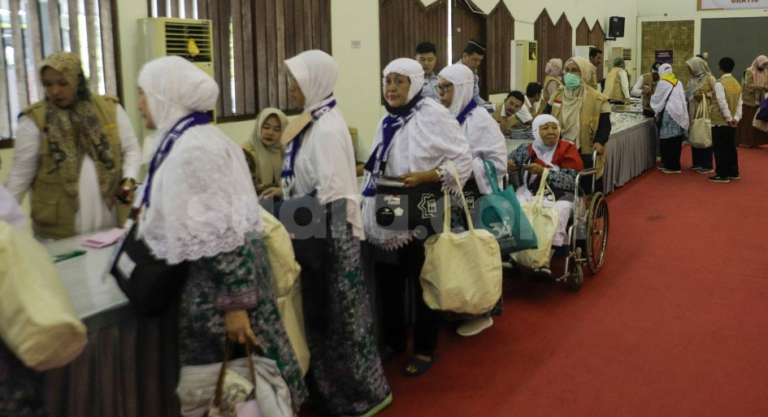 Ilustrasi Jamaah Haji Akan Memasuki Hotel