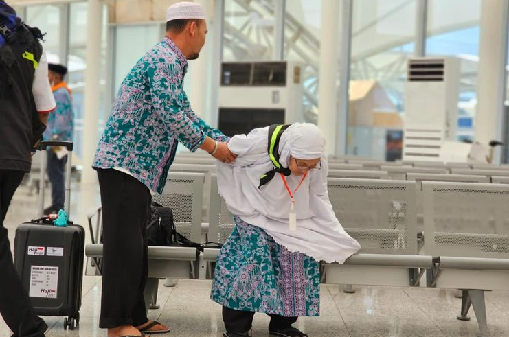 Ilustrasi Jamaah Haji Lansia Didampingi Oleh Jamaah Haji Muda