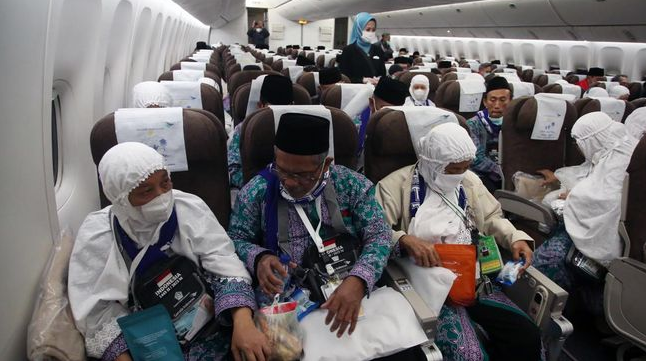 Jamaah yang sudah Benar-Benar Niat Ihram di Atas Pesawat Tapi Masih Memakai Pakaian Berjahit Maka akan Aena Denda Membayar Dam