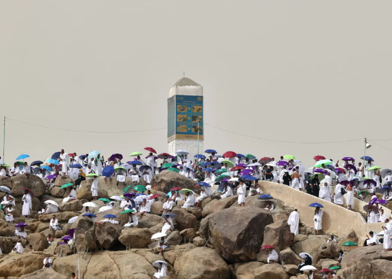 Ilustrasi Jamaah Haji Sedang Melaksanakan Wukuf di Arafah