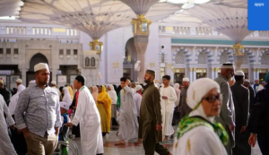 tidak jarang jamaah jatuh sakit karena tidak tahan dengan cuaca panas ekstrem di Kerajaan Saudi