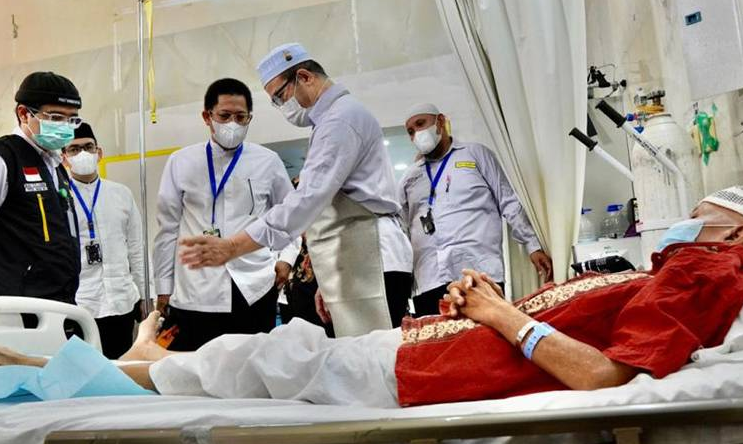 Ilustrasi Jamaah Haji sedang Mendapatkan Penanganan Karena Idap ISPA
