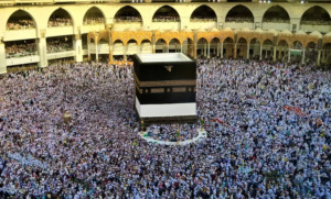 Ilustrasi Jamaah Sedang Mendengarkan Khutbah di Arafah