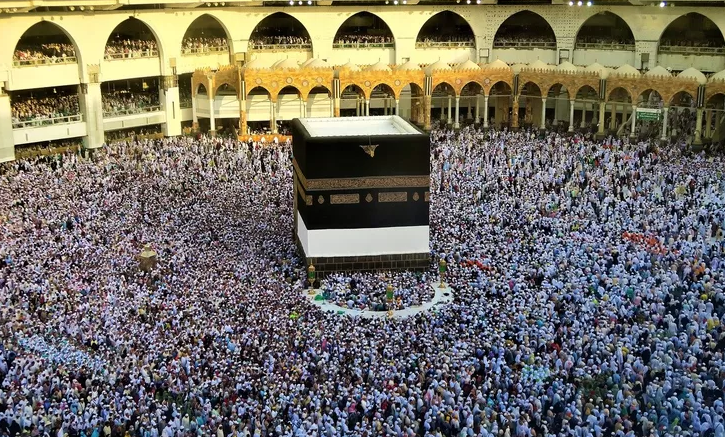 Ilustrasi Jamaah Sedang Mendengarkan Khutbah di Arafah