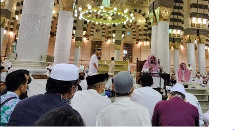 Ilustrasi Jamaah Haji Mendengarkan Khutbah Jumat