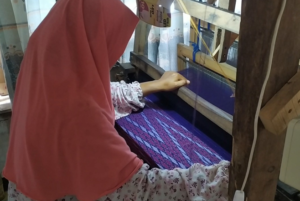 Ilustrasi Pembuatan Sarung Tenun Goyor