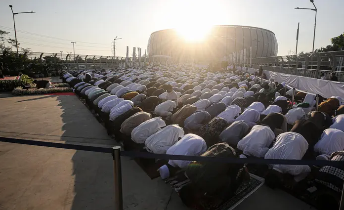 umat muslim menunaikan shalat idul adha