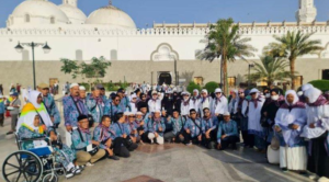 Ilustrasi Jamaah Haji Berfoto di Depan Masjid Quba