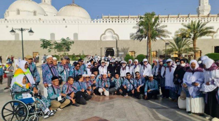 Ilustrasi Jamaah Haji Berfoto di Depan Masjid Quba