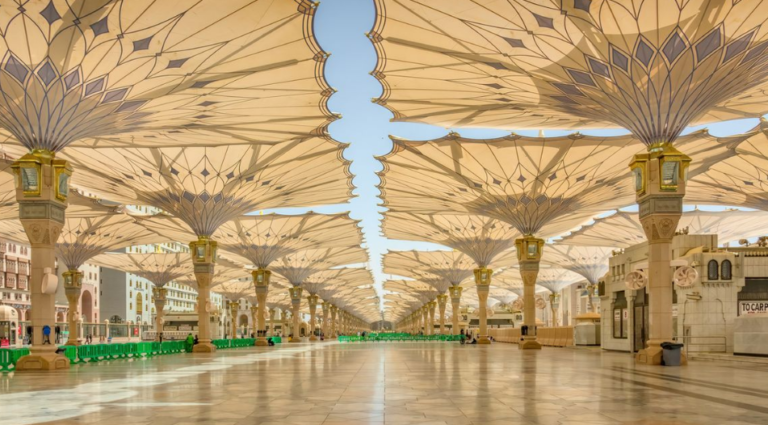 Keindahan dan kenyamanan Masjid Nabawi ini membuat jamaah betah untuk berlama-lama beribadah