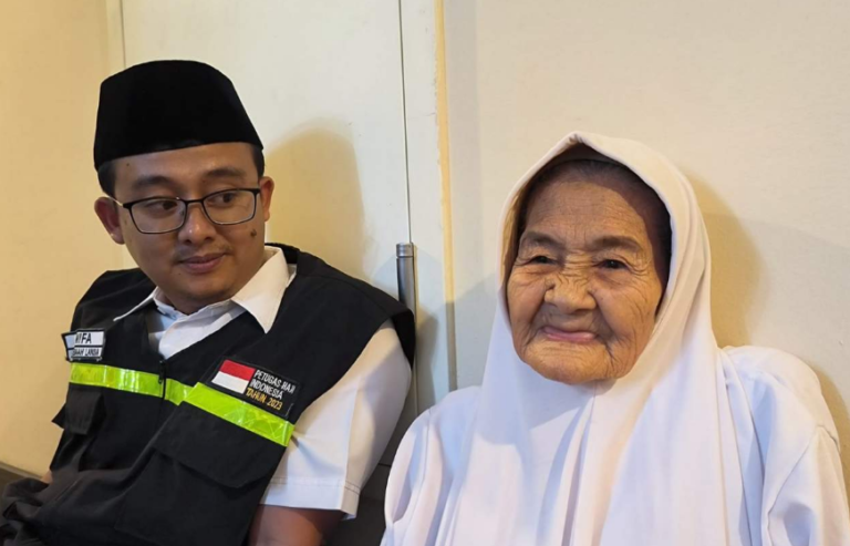 Nenek Bayianmah Jamaah Haji Lansia Berusia 95 Tahun Didampingi Petugas Jamaah Haji, Nenek Bayianmah Menolak Menggunakan Kursi Roda Saat Tunaikan Tawaf dan Sai