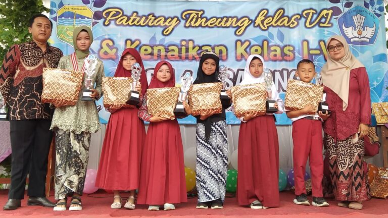 Siswa-siswi berprestasi SDN 1 Cisayong menerima penghargaan dan hadiah