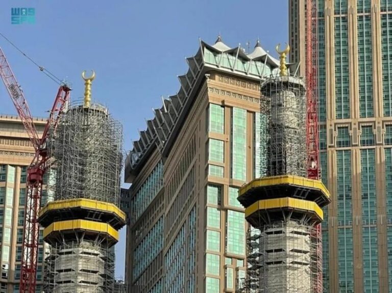 Ilustrasi Dua Bulan Sabit Baru, Mohammed Al-Waqdani, Wakil Sekretaris Badan Studi Proyek dan Teknik di Presidensi Umum untuk Urusan Dua Masjid SucI Mengatakan Bulan Sabit sebagai Fitur Paling Menonjol dari Arsitektur Islam dan Masjid Agung