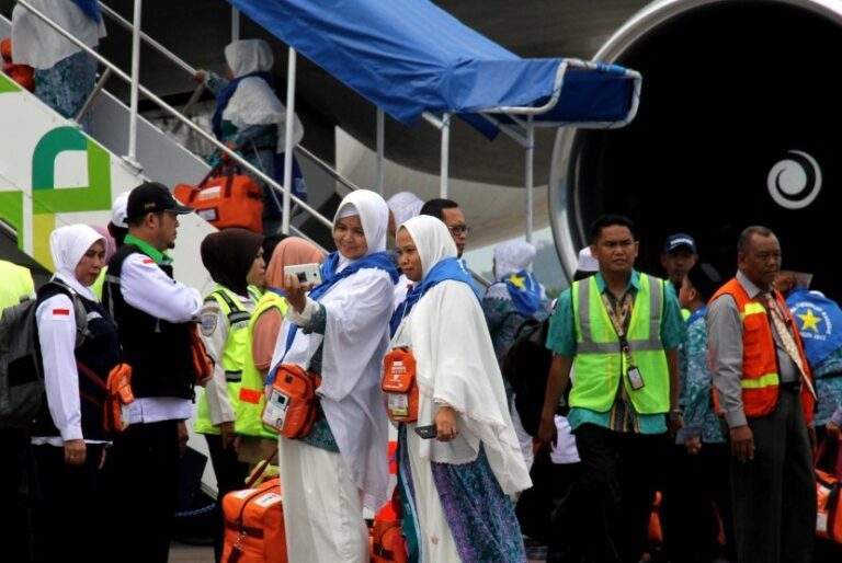 Ilustrasi Dua Jamaah Haji Kloter Pertama Berfoto