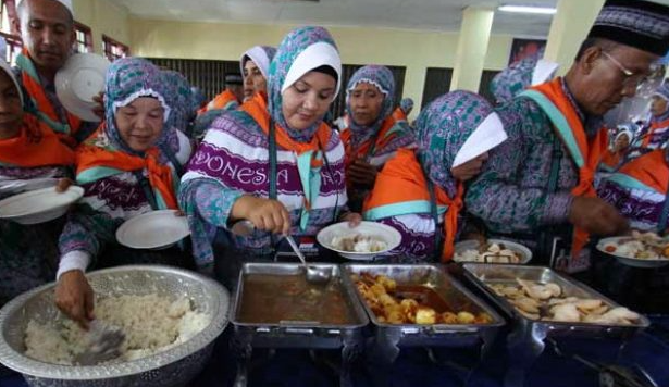 Jamaah Haji Mengantri untuk Makan