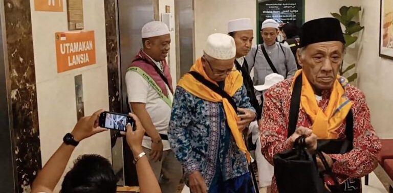 Konsultan Ibadah Haji Daker Madinah, KH Ahmad Wazir Ali menyebutkan, mabit di Muzdalifah dan Mina bagi lansia menjadi gugur dan lempar jumrahnya boleh diwakilkan