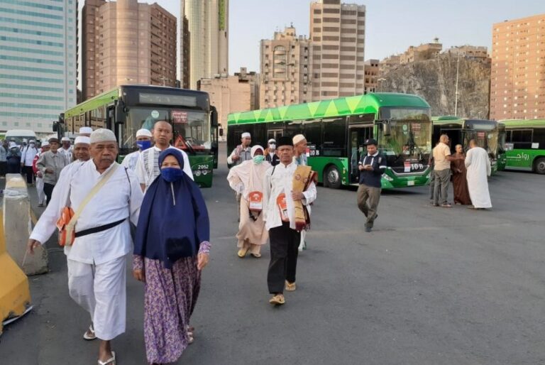 Jamaah akan mendapatkan akomodasi hotel, mereka mendapatkan konsumsi selamat datang, sarapan, makan siang. Dan sebelum ke Makkah mendapatkan makan selamat jalan