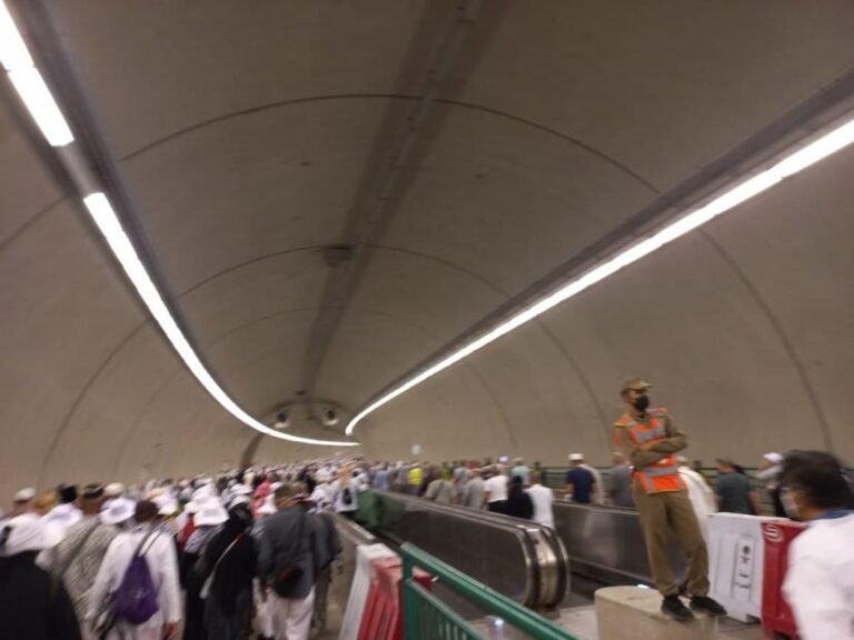 Jamaah Haji Seluruh Dunia Melintas di Terowongan Muaisyim