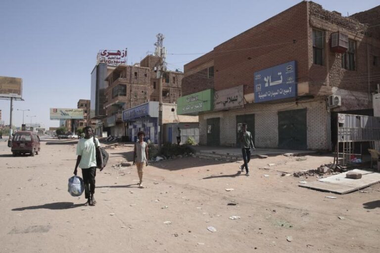 Orang-Orang Berjalan Melewati Toko-Toko yang Tutup di Khartoum Sudan