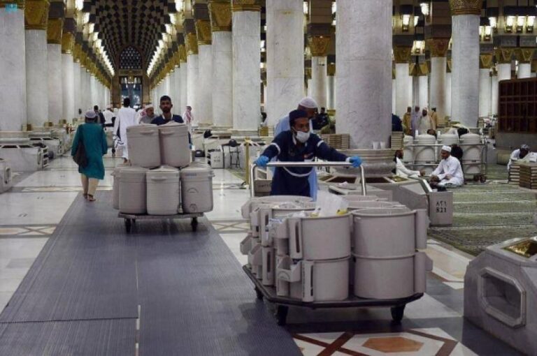 Ilustrasi Petugas Siapkan Termos Wadah Air Zamzam di Masjid Nabawi