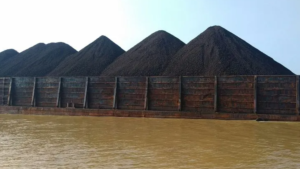 Batu bara di atas ponton melewati Sungai Mahakam
