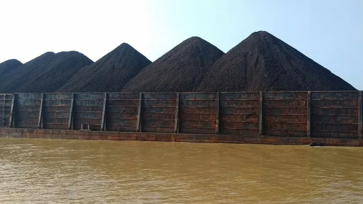 Batu bara di atas ponton melewati Sungai Mahakam