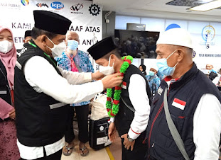 Dr. H. Helmi Sambut Kedatangan Jamaah Haji