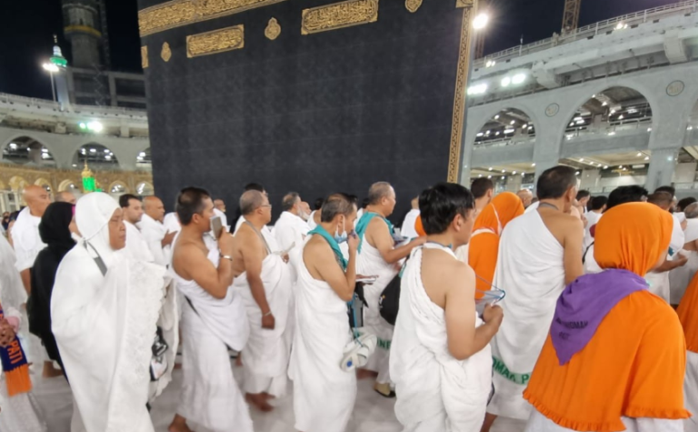 Jamaah Haji Laksanakan Tawaf