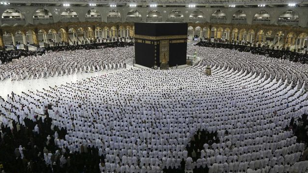 Jamaah Haji sedang mengelilingi ka'bah