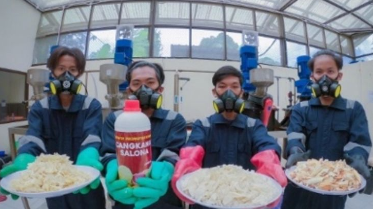 kelompok cangkang Salona memamerkan hasil olahannya