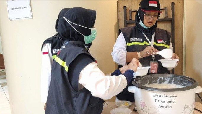 PPIH Arab Saudi Menyiapkan Bubur untuk Jamaah Lansia