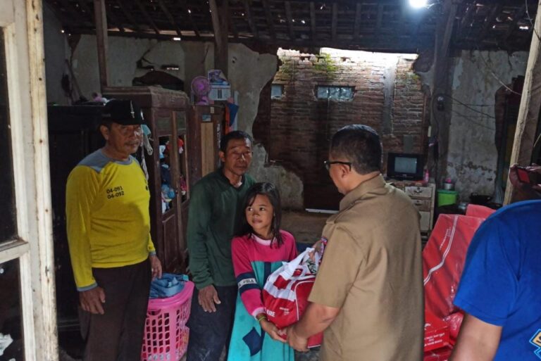 Romal Uli Jaya Sinaga Berikan Bantuan Pada Warga Terdampak