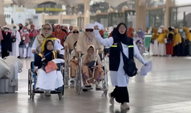 Petugas Pencarian Jamaah Haji Lansia yang Hilang