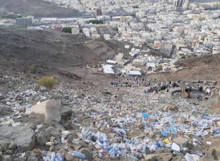 Tumpukan Sampah Botol Plastik yang dibuang Sembarangan oleh Jamaah