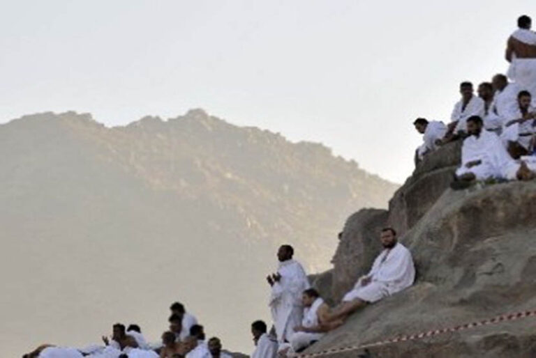 Jamaah Haji Wukuf di Arafah