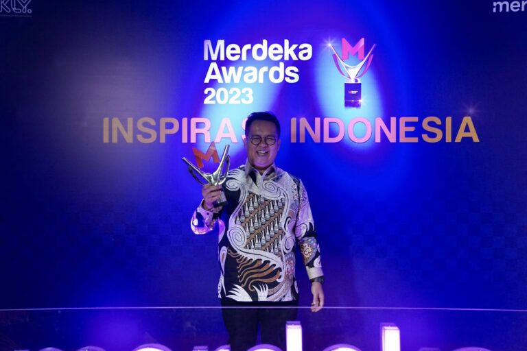 Kukar Raih Penghargaan ‘Inovatif untuk Negeri’ Merdeka Awards 2023 Rendi Solihin, Wakil Bupati Kukar saat menerima Merdeka Award