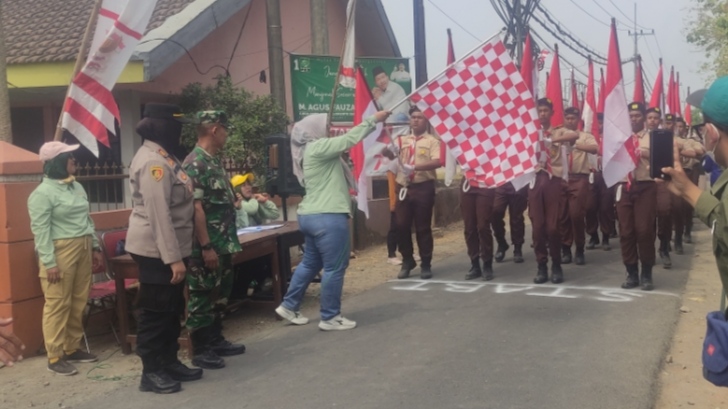 Gerak Jalan Meriahkan Peringatan HUT RI ke-78 di Kecamatan Puri Camat Puri, Nalurita Priswiandini S.STP. M. Med Kom saat memberangkatkan lomba gerak jalan HUT RI ke 78, Sabtu (12/8/2023)